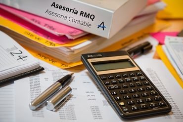 Carpetas de Asesoría Contable RMQ con calculadora